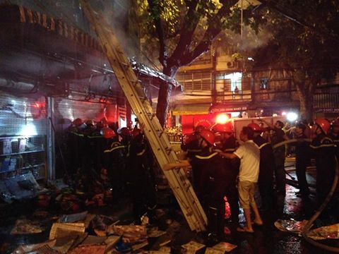 Hà Nội: Cháy cửa hàng bán đồ lưu niệm trên phố Hàng Mã ảnh 1