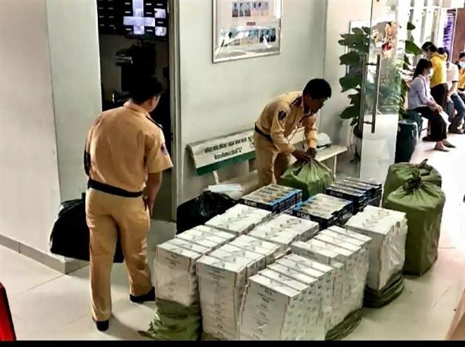 Truy đuổi hơn 3km ôtô chở thuốc lá lậu cố tình bỏ chạy ảnh 2