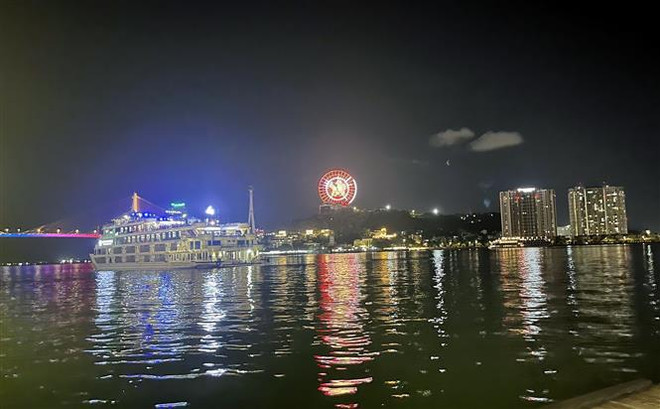 Một tàu du lịch ở Phố đêm du tuyền. (Ảnh: TTXVN phát) Loay hoay quản lý tàu du lịch nhà hàng và biểu diễn trên Vịnh Hạ Long ảnh 1