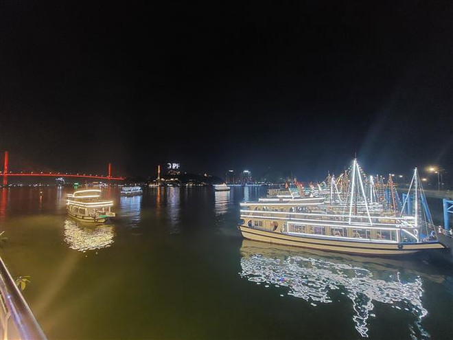Các tàu du lịch ở Phố đêm du tuyền. (Ảnh: Thanh Vân/TTXVN) Loay hoay quản lý tàu du lịch nhà hàng và biểu diễn trên Vịnh Hạ Long ảnh 2