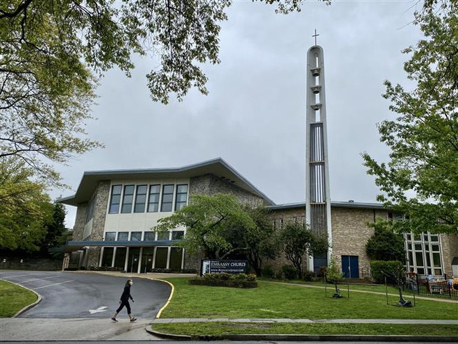 Tổng thống Mỹ yêu cầu các bang cho phép nhà thờ mở cửa trở lại ảnh 1