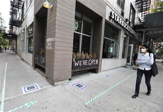 Nhiều người Mỹ ủng hộ bắt buộc đeo khẩu trang ở nơi công cộng ảnh 1