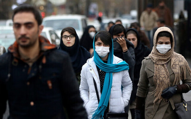 Phụ nữ Iran đeo khẩu trang để bảo vệ chống ô nhiễm không khí ở Tehran, Iran. (Nguồn: AP) Iran đóng cửa nhiều trường học do ô nhiễm không khí ảnh 1