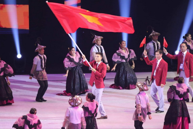 Đoàn thể thao Việt Nam diễu hành trong lễ khai mạc. (Ảnh: Hoàng Linh/TTXVN) SEA Games 30: Những ấn tượng khó quên trong lễ khai mạc ảnh 1