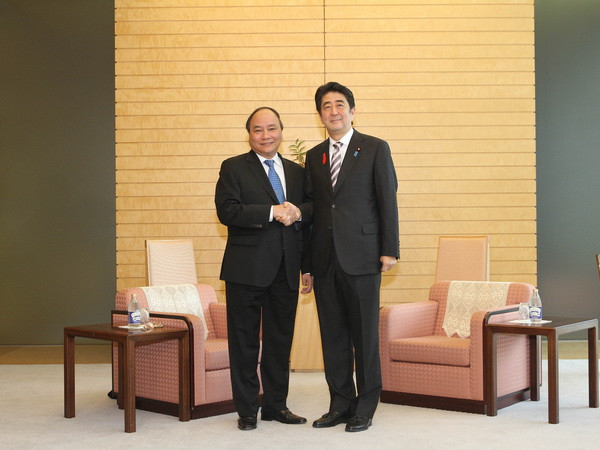 Phó Thủ tướng Nguyễn Xuân Phúc chào xã giao Thủ tướng Nhật ảnh 1