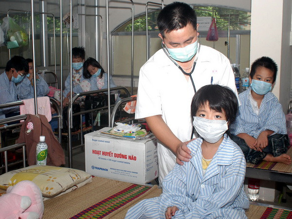 Điều trị cho trẻ em mắc cúm A/H1N1 tại Khoa lây, Bệnh viện đa khoa Xanh Pôn. (Ảnh: Hữu Oai/TTXVN) Bệnh viện Xanh Pôn - Lá cờ đầu của ngành y tế Thủ đô ảnh 1