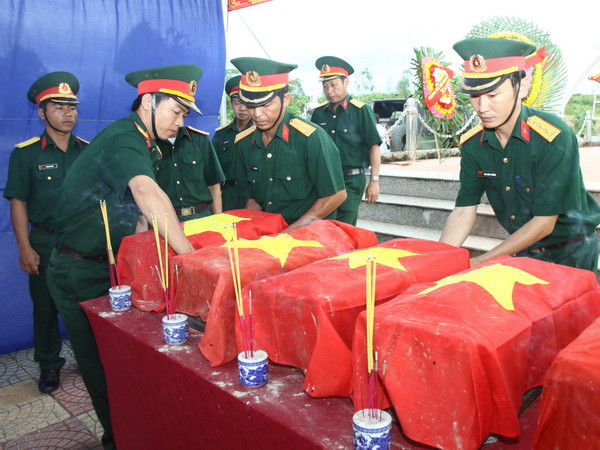 Đón nhận, an táng 24 hài cốt liệt sỹ Việt hy sinh ở Campuchia ảnh 1