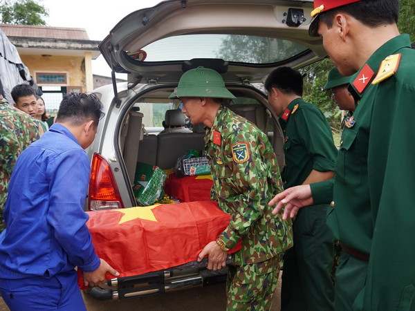 Chuyển hài cốt liệt sỹ đến nơi bảo quản trang nghiêm. (Ảnh: Nguyên Lý/TTXVN) Quảng Trị: Tìm kiếm, cất bốc nhiều hài cốt liệt sỹ ở huyện Đakrông ảnh 1