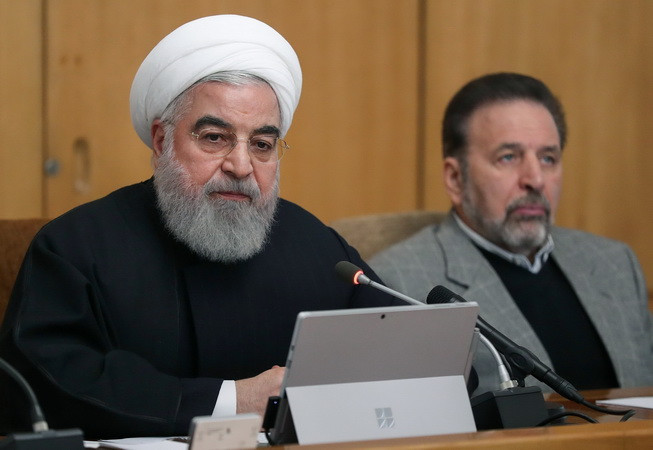 Tổng thống Iran Hassan Rouhani - bên trái. (Ảnh: AFP/TTXVN) Người dân Iran tuần hành ủng hộ chính phủ trên cả nước ảnh 1