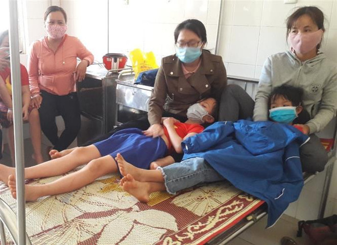 Các học sinh nhập viện theo dõi và điều trị tại Trung tâm y tế huyện Vĩnh Linh. (Ảnh: Thanh Thủy/TTXVN) Vụ ngộ độc ở Quảng Trị: Tạm dừng hợp đồng cơ sở cung cấp thức ăn ảnh 1