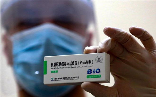 Nhân viên y tế giới thiệu vắcxin ngừa COVID-19 của Công ty dược phẩm Trung Quốc Sinopharm. (Ảnh: AFP/TTXVN) Hungary là quốc gia châu Âu đầu tiên sử dụng vắcxin của Trung Quốc ảnh 1