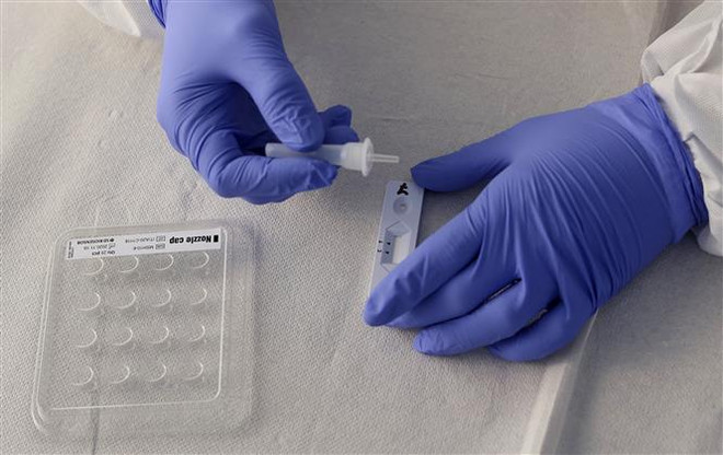 Dịch COVID-19: Đức phê chuẩn 3 bộ xét nghiệm tại nhà ảnh 1