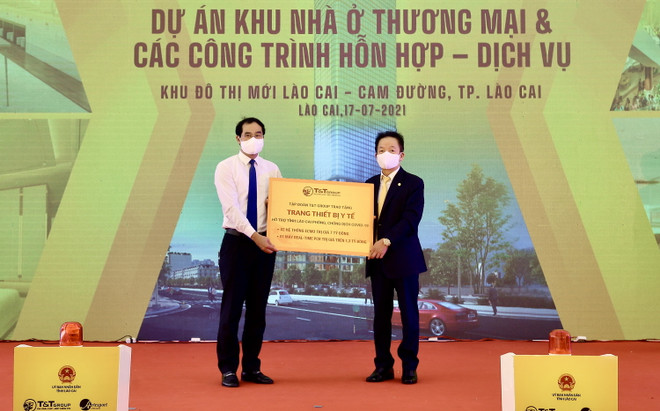 Ông Đỗ Quang Hiển, Chủ tịch HĐQT kiêm Tổng Giám đốc Tập đoàn T&T Group (bên phải) trao tặng trang thiết bị y tế hỗ trợ công tác phòng, chống dịch COVID-19 cho ông Trịnh Xuân Trường, Chủ tịch UBND tỉnh Lào Cai. (Nguồn: T&T Group) T&T Group khởi công xây dựng tòa tháp cao nhất khu vực Tây Bắc ảnh 4