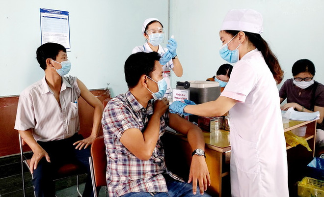 Tiêm vaccine phòng COVID-19 cho công nhân tại điểm tiêm Khu công nghiệp Trà Nóc 1. (Ảnh: Thu Hiền/TTXVN) Cần Thơ không có chủ trương các tổ chức, DN tiếp nhận đăng ký tiêm ảnh 1