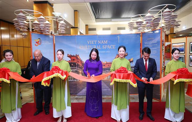 Phó Chủ tịch nước Võ Thị Ánh Xuân cùng các đại biểu cắt băng khai trương Không gian Văn hóa Việt Nam trong khuôn khổ Ngày Việt Nam tại Nam Phi 2023. (Ảnh: Lâm Khánh/TTXVN) Phó Chủ tịch nước hội đàm và tiếp nhiều lãnh đạo của Nam Phi ảnh 8