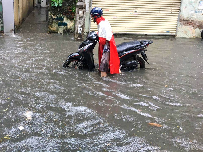 Ngập lớn trên nhiều tuyến phố, người Hà Nội lội nước để đi làm ảnh 2