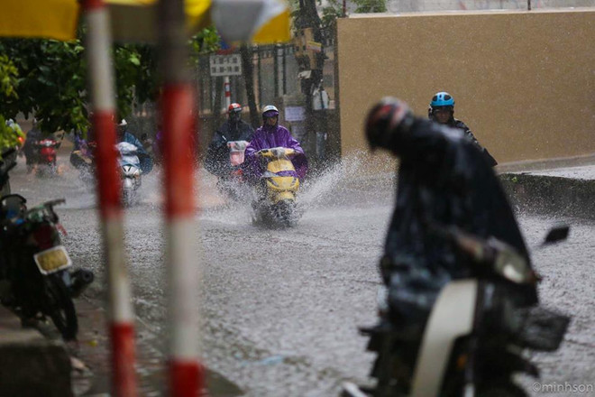 Ngập lớn trên nhiều tuyến phố, người Hà Nội lội nước để đi làm ảnh 16