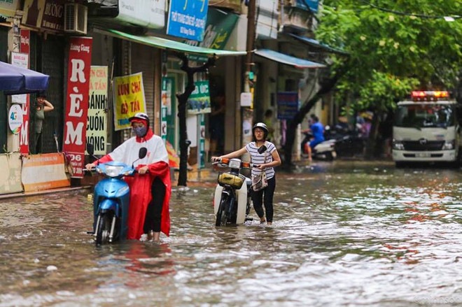 Ngập lớn trên nhiều tuyến phố, người Hà Nội lội nước để đi làm ảnh 3