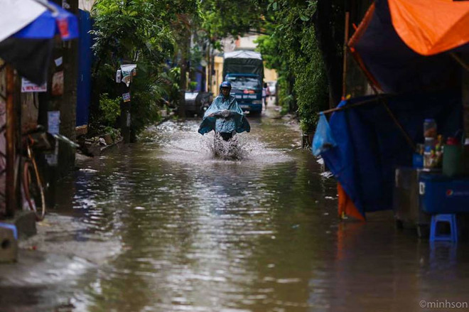 Ngập lớn trên nhiều tuyến phố, người Hà Nội lội nước để đi làm ảnh 15