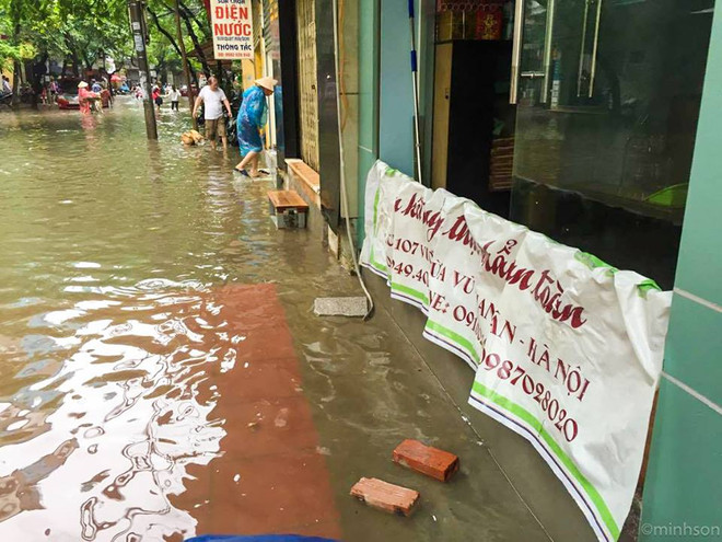 Ngập lớn trên nhiều tuyến phố, người Hà Nội lội nước để đi làm ảnh 14