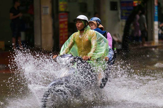 Ngập lớn trên nhiều tuyến phố, người Hà Nội lội nước để đi làm ảnh 10