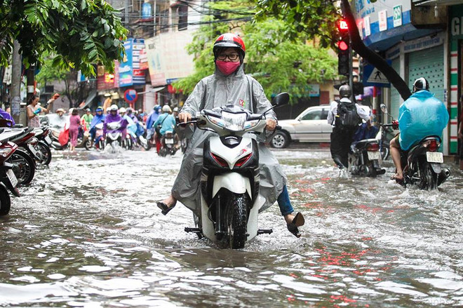 Ngập lớn trên nhiều tuyến phố, người Hà Nội lội nước để đi làm ảnh 5