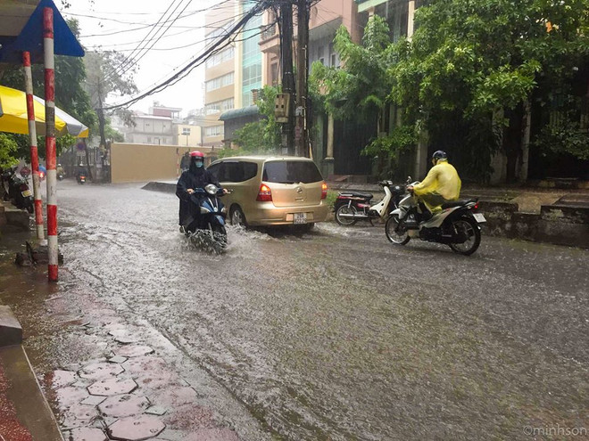 Ngập lớn trên nhiều tuyến phố, người Hà Nội lội nước để đi làm ảnh 11
