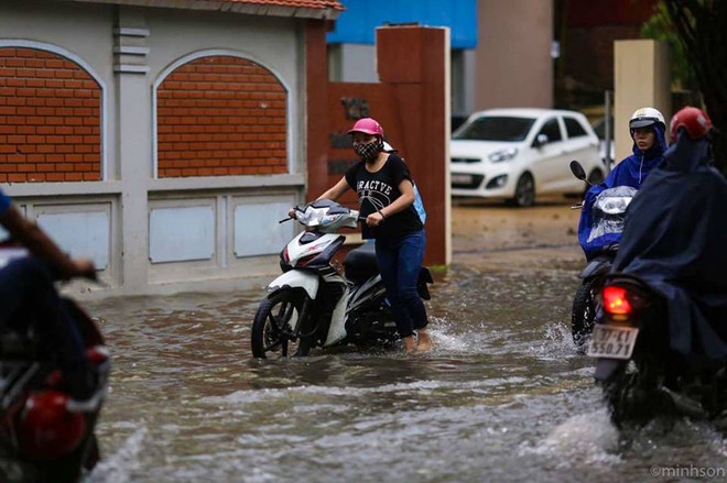 Ngập lớn trên nhiều tuyến phố, người Hà Nội lội nước để đi làm ảnh 6