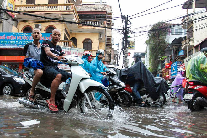 Ngập lớn trên nhiều tuyến phố, người Hà Nội lội nước để đi làm ảnh 12