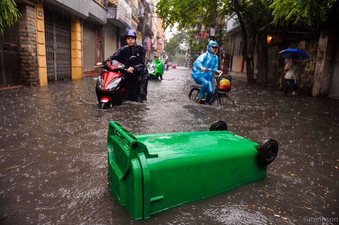 Ngập lớn trên nhiều tuyến phố, người Hà Nội lội nước để đi làm ảnh 1