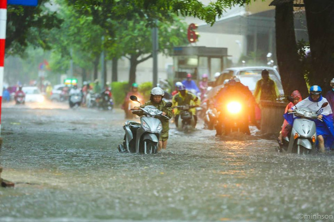 Ngập lớn trên nhiều tuyến phố, người Hà Nội lội nước để đi làm ảnh 13