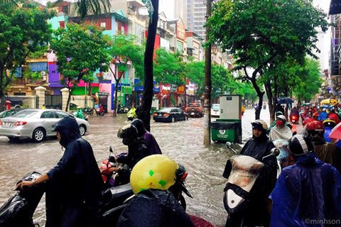 Ngập lớn trên nhiều tuyến phố, người Hà Nội lội nước để đi làm ảnh 17