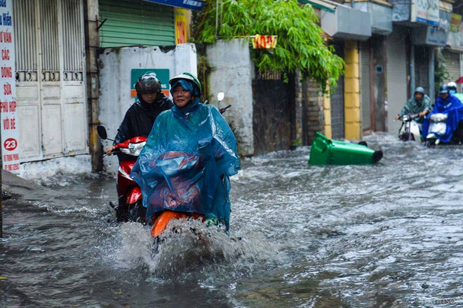Ngập lớn trên nhiều tuyến phố, người Hà Nội lội nước để đi làm ảnh 4