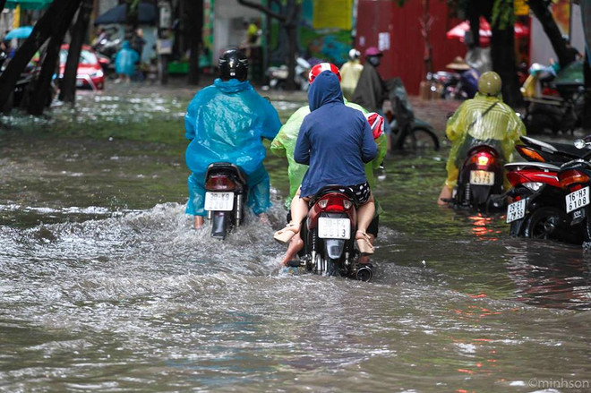 Ngập lớn trên nhiều tuyến phố, người Hà Nội lội nước để đi làm ảnh 9