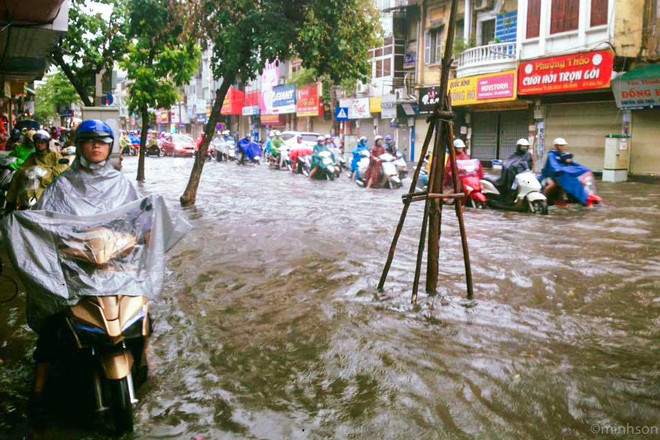 Ngập lớn trên nhiều tuyến phố, người Hà Nội lội nước để đi làm ảnh 7
