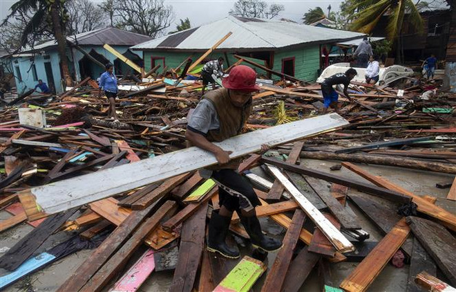 Nhà cửa bị hư hại do bão Eta tại Bilwi, Nicaragua. (Ảnh: AFP/TTXVN) WMO xóa tên 4 cơn bão Đại Tây Dương gây thiệt hại nghiêm trọng ảnh 1