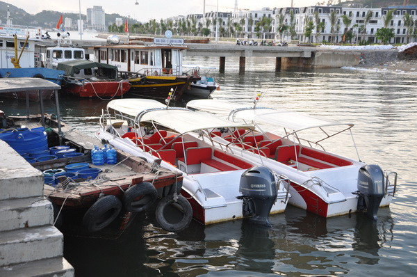 Liên tiếp bắt giữ nhiều tàu chở khách tham quan vịnh Hạ Long trái phép ảnh 1