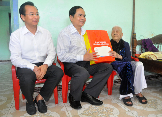 Lãnh đạo Đảng, Nhà nước thăm, tặng quà tri ân các anh hùng liệt sỹ ảnh 3