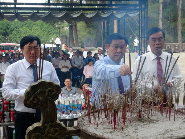 Lãnh đạo Đảng, Nhà nước thăm, tặng quà tri ân các anh hùng liệt sỹ ảnh 1