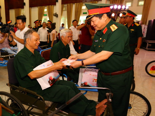 Lãnh đạo Đảng, Nhà nước thăm, tặng quà tri ân các anh hùng liệt sỹ ảnh 2