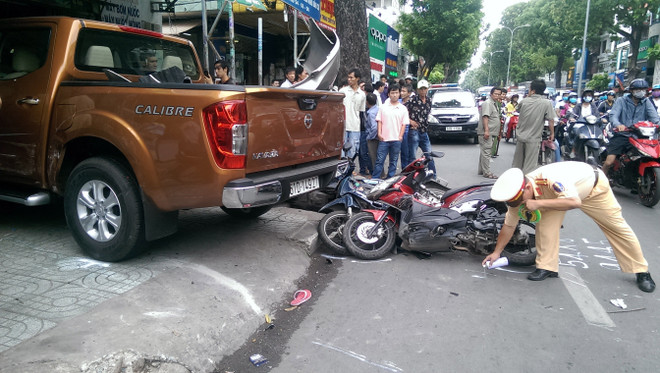 TP.HCM: Hai vụ ôtô lao vào nhà dân, nhiều người bị thương ảnh 1