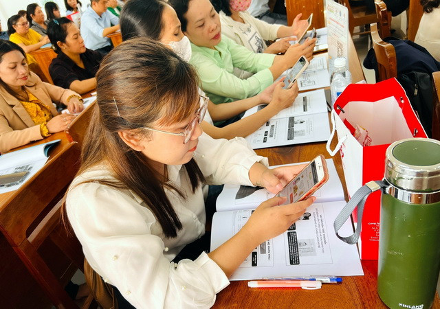 Các học viên thực hiện giao diện trên phần mềm. (Ảnh: TTXVN phát) Phần mềm xây dựng thực đơn dinh dưỡng cho trẻ, phụ nữ mang thai ảnh 1