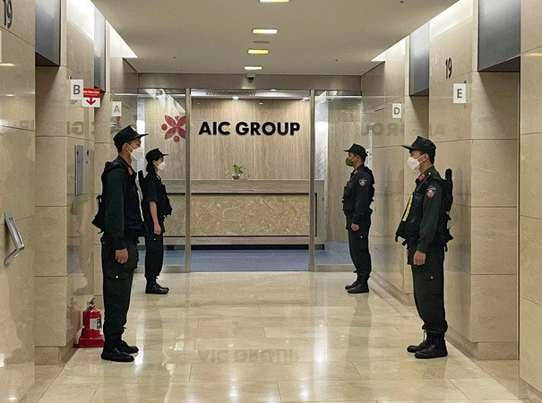 Lực lượng Cảnh sát điều tra làm nhiệm bảo vệ trong quá trình khám xét tại trụ sở Công ty AIC, 69 phố Tuệ Tĩnh, ngày 29/4/2022. (Ảnh: Phạm Kiên/TTXVN) Khởi tố thêm 5 bị can vụ án xảy ra tại Sở Y tế Quảng Ninh, Công ty AIC ảnh 1