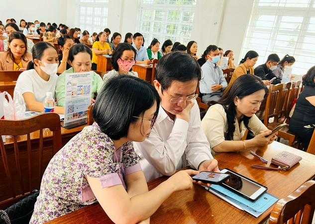 Hướng dẫn các học viên thực hiện giao diện trên phần mềm. (Ảnh: TTXVN phát) Phần mềm xây dựng thực đơn dinh dưỡng cho trẻ, phụ nữ mang thai ảnh 2
