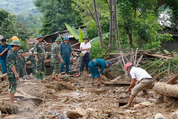 Yên Bái tìm thấy 2 người mất tích vẫn còn sống đưa về nơi an toàn ảnh 1