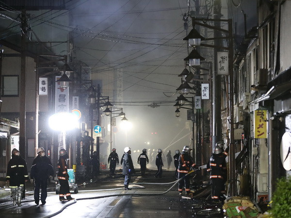 Lính cứu hỏa khống chế vụ hỏa hoạn tại thành phố Itoigawa. (Nguồn: AFP/ TTXVN) Nhật Bản khống chế được vụ hỏa hoạn ở Itoigawa sau 11 giờ vật lộn ảnh 1