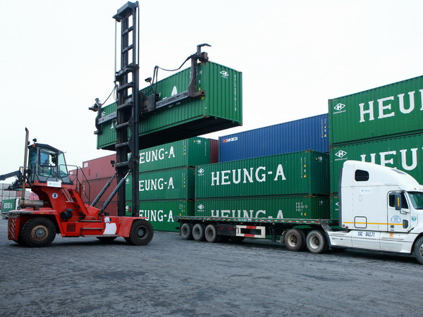 Hoạt động lưu kho, lưu bãi container tại khu vực liên doanh giữa Cảng Hải Phòng và Hãng tàu Heung-A. (Ảnh: Lâm Khánh/TTXVN) Ngành dệt may bắt tay với logistics để nâng cao sức cạnh tranh ảnh 2
