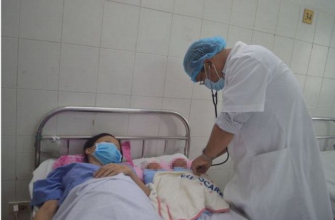 Cứu sống sản phụ mang song thai bị dây rốn bám màng hiếm gặp ảnh 1