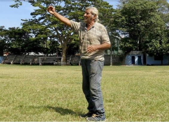 Cầu thủ Paraguay làm rơi máy bay chỉ bằng một cú sút bóng ảnh 1