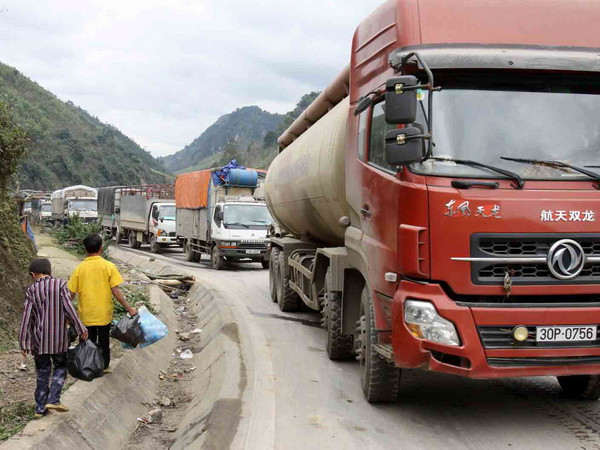 Quốc lộ 70 ách tắc suốt 2 ngày do liên tiếp lật xe đầu kéo ảnh 1